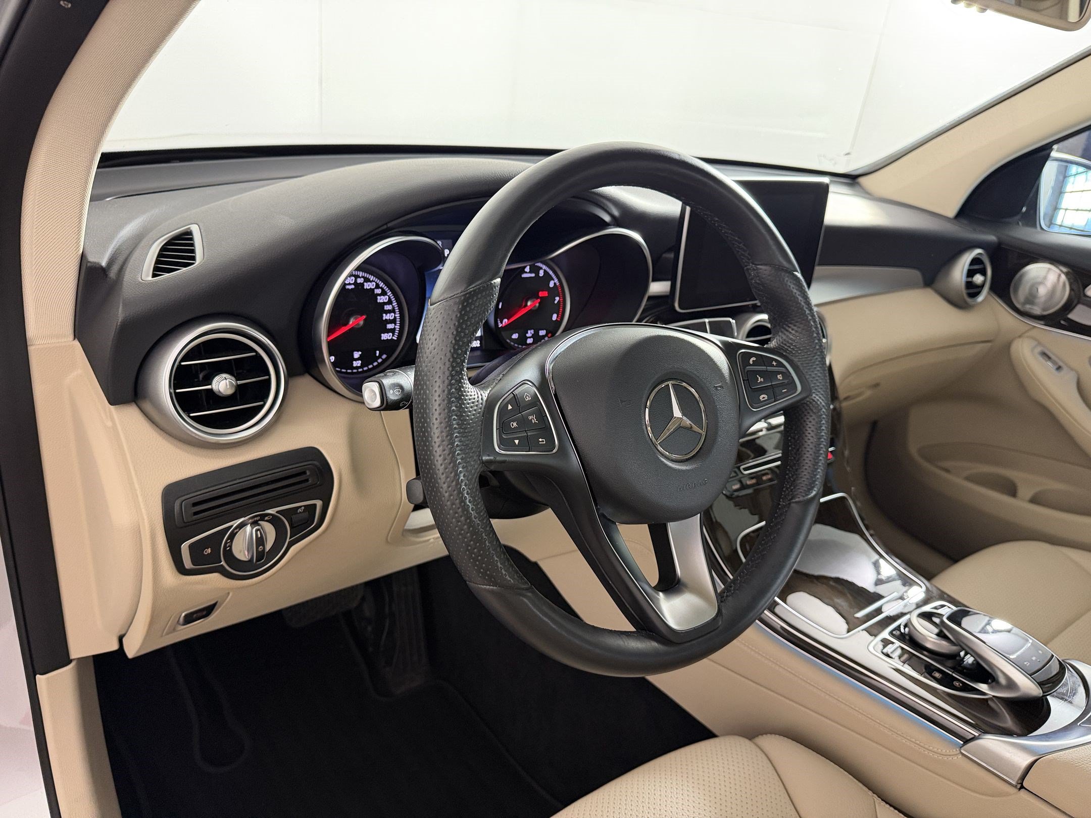 Used 2017 Mercedes-Benz GLC 300 4MATIC image 4