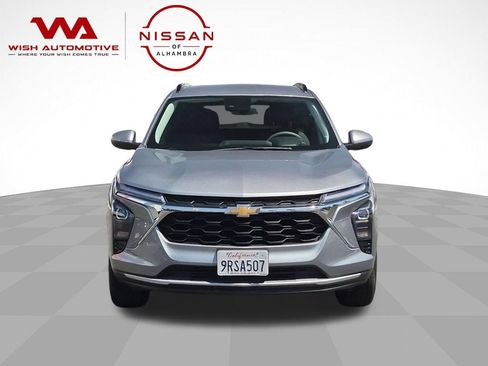 Used 2025 Chevrolet Trax LT FWD image 2