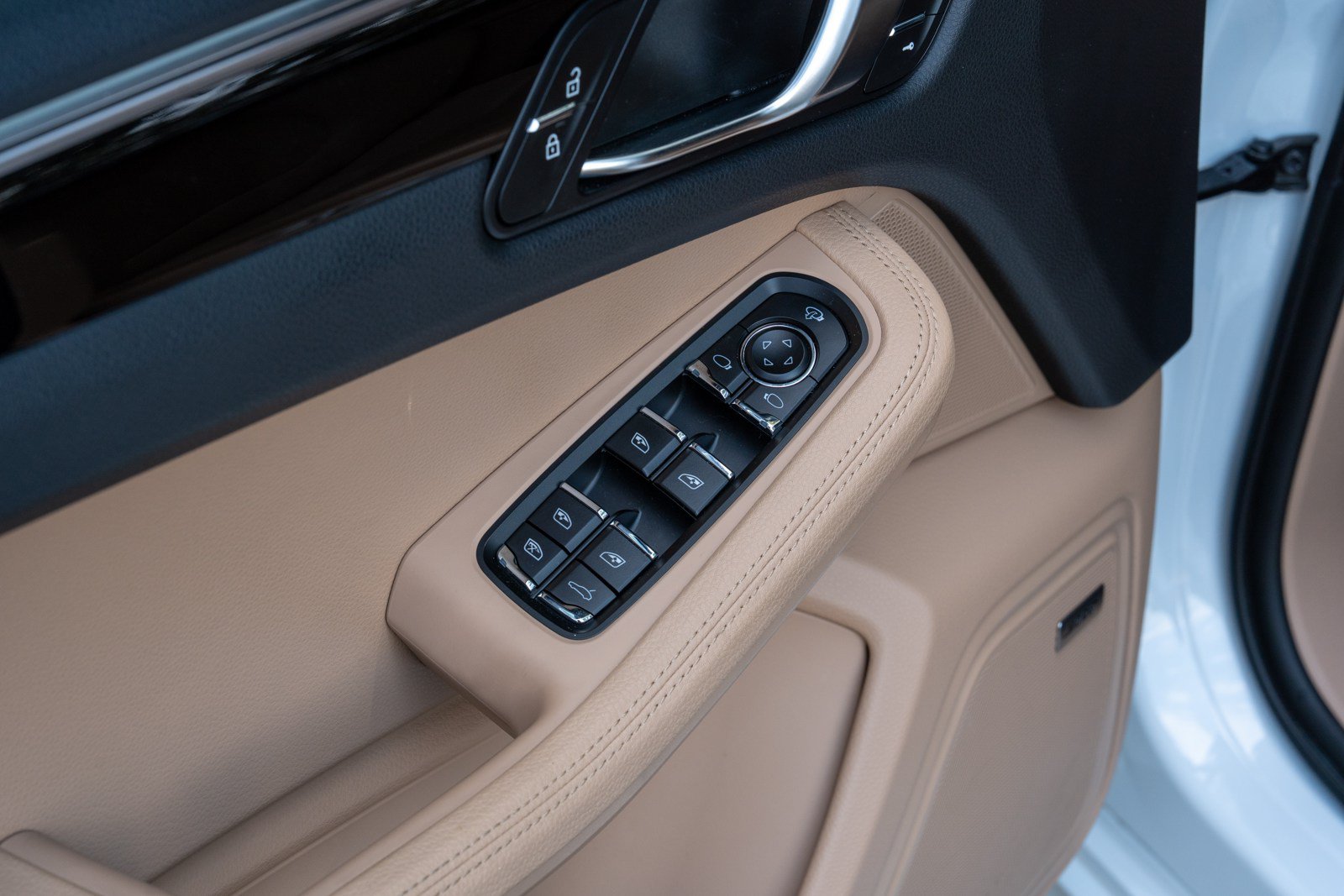 Certified 2024 Porsche Macan AWD/4WD image 21