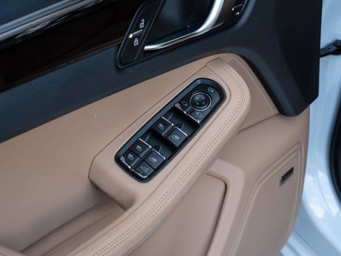 Used 2024 Porsche Macan AWD/4WD image 21