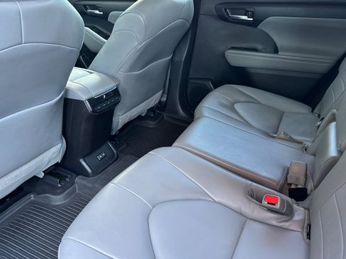 Used 2022 Toyota Highlander XLE AWD/4WD image 26