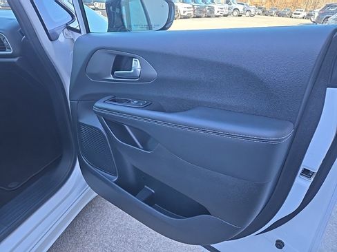 Used 2025 Chrysler Pacifica Select image 67