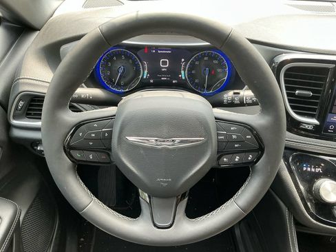 Used 2025 Chrysler Pacifica Limited FWD image 19