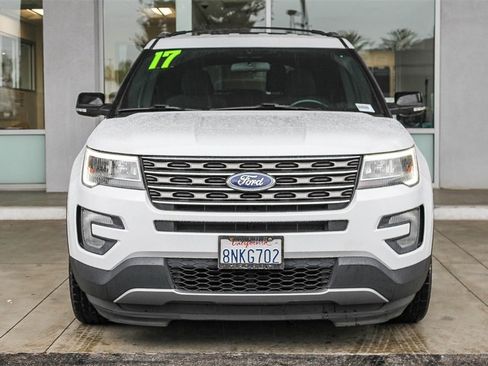 Used 2017 Ford Explorer XLT image 2
