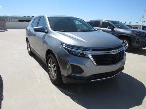 Used 2024 Chevrolet Equinox LT FWD image 2