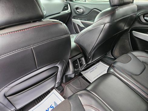 Used 2017 Jeep Cherokee Trailhawk w/ Comfort/Convenience Group image 18