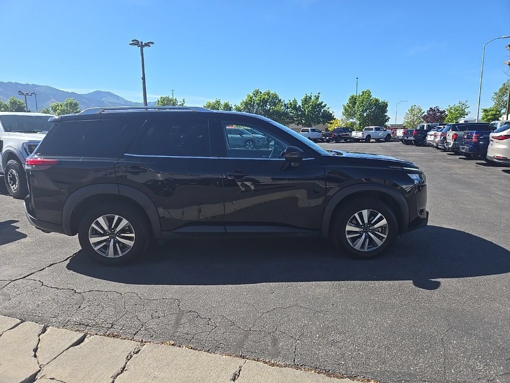 Used 2025 Nissan Pathfinder SL AWD/4WD image 4