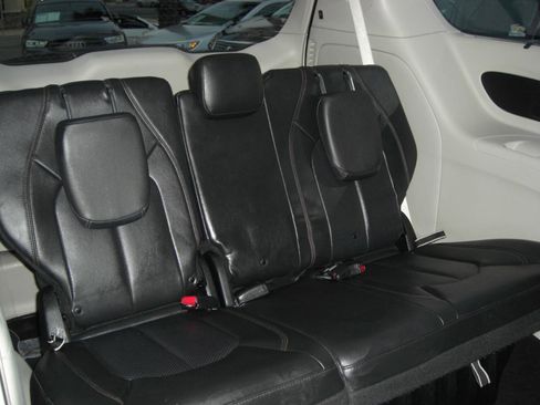 Used 2019 Chrysler Pacifica Touring-L image 16