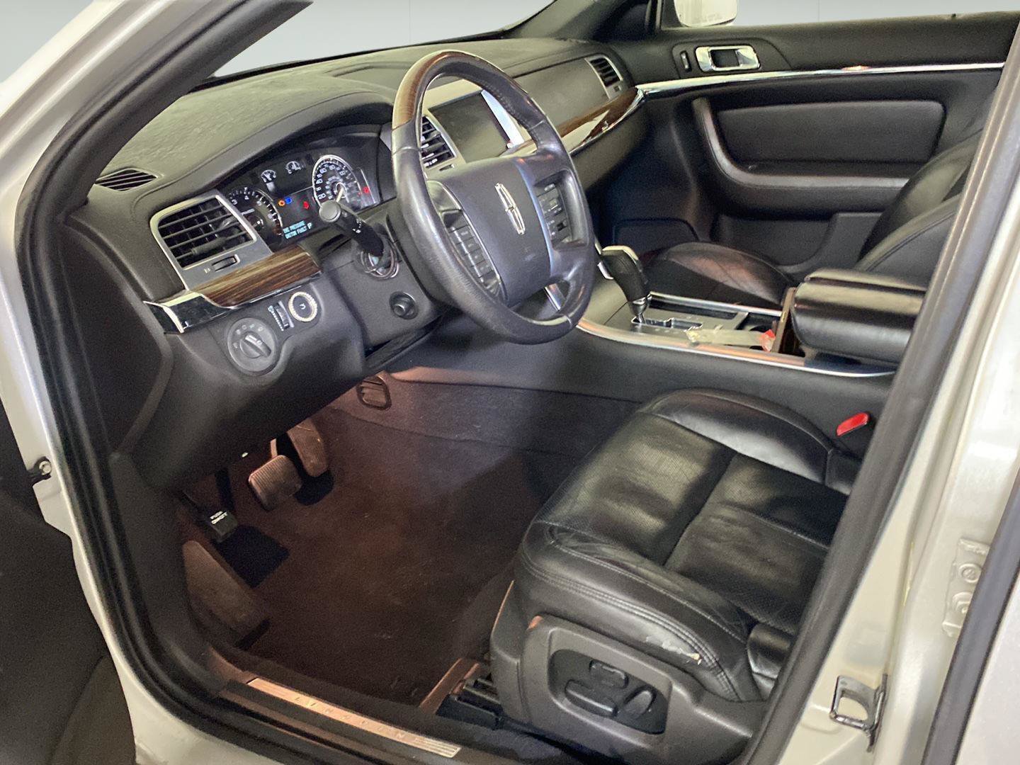 Used 2009 Lincoln MKS AWD image 28
