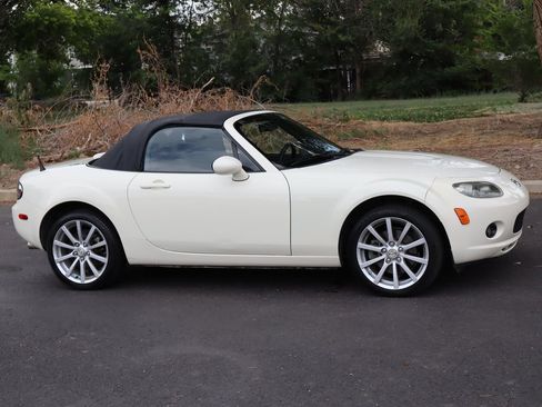 Used 2006 MAZDA MX-5 Miata Sport RWD image 2