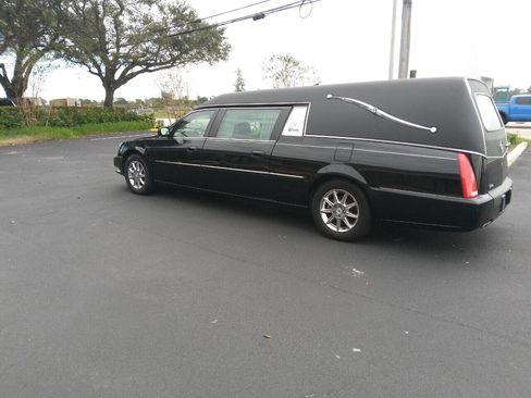 Used 2011 Cadillac DTS Limousine image 4