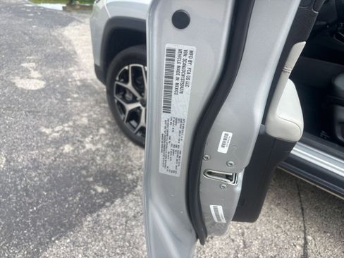 Used 2025 Jeep Compass Limited image 28