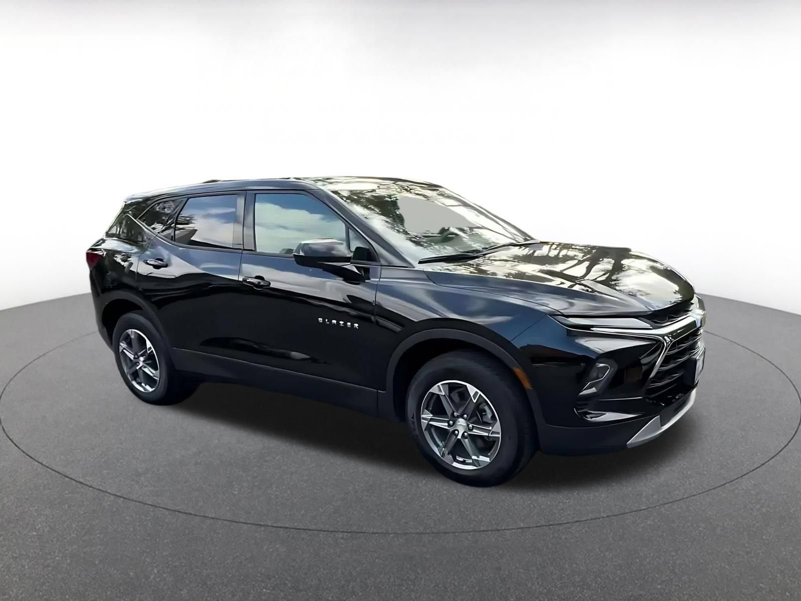 Used 2026 Chevrolet Blazer LT FWD image 2