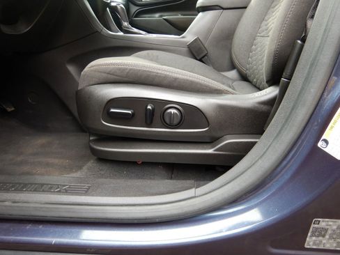 Used 2019 Chevrolet Equinox LT w/ Sun & Navigation Package image 12