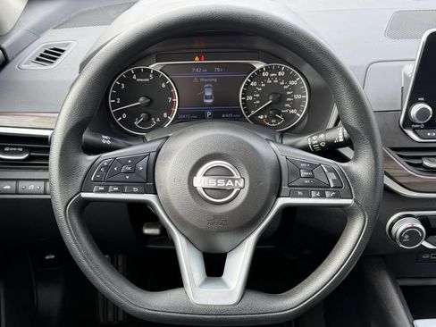 Used 2025 Nissan Altima 2.5 SV FWD image 14
