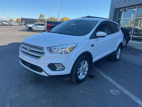Used 2019 Ford Escape SE image 2