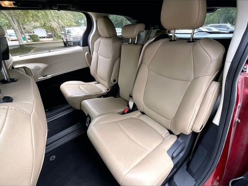 Used 2021 Toyota Sienna XLE image 19