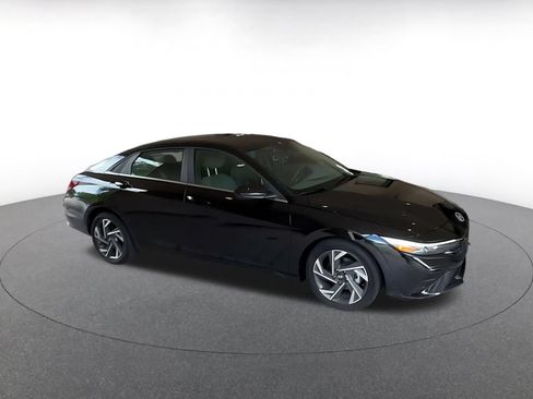 Used 2025 Hyundai Elantra SEL FWD image 2
