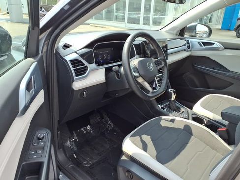 Used 2025 Volkswagen Taos SE AWD/4WD image 6