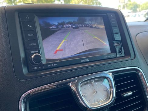 Used 2014 Chrysler Town & Country Touring FWD image 25