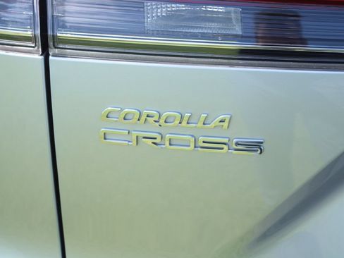 Used 2023 Toyota Corolla Cross XLE w/ Convenience Package AWD/4WD image 9