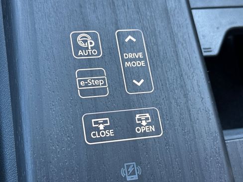 Used 2023 Nissan Ariya FWD image 32