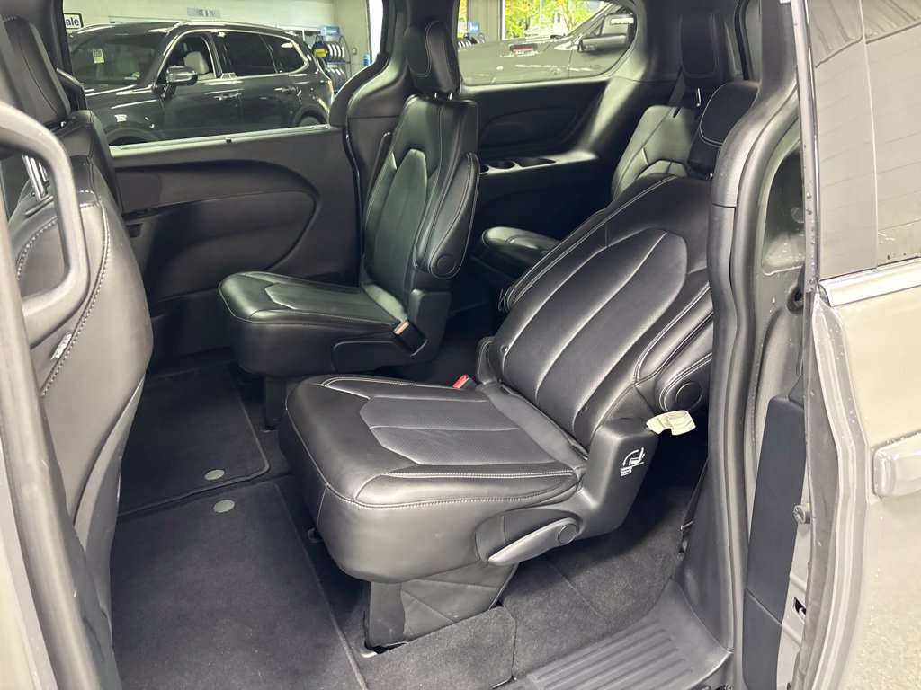 Used 2025 Chrysler Pacifica Select FWD image 40