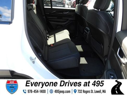 Used 2025 Jeep Grand Cherokee Laredo X AWD/4WD image 11