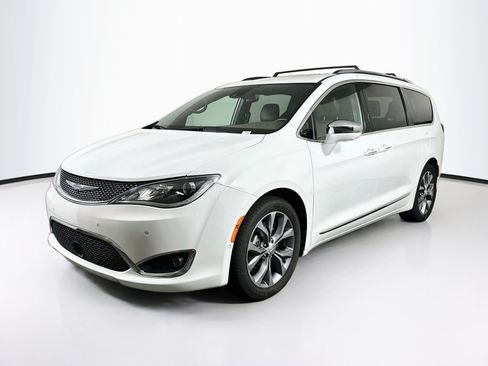 Used 2020 Chrysler Pacifica Limited w/ Tire & Wheel Group FWD image 3