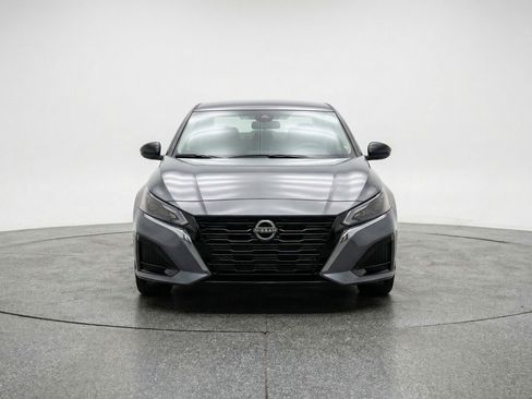 Used 2025 Nissan Altima 2.5 SV FWD image 2