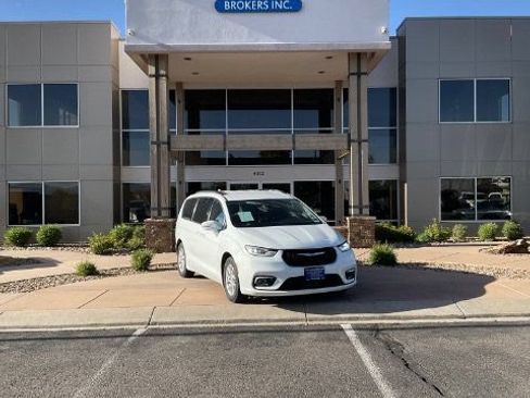 Used 2022 Chrysler Pacifica Touring-L FWD image 1