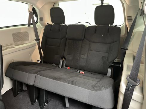 Used 2017 Dodge Grand Caravan SE image 11