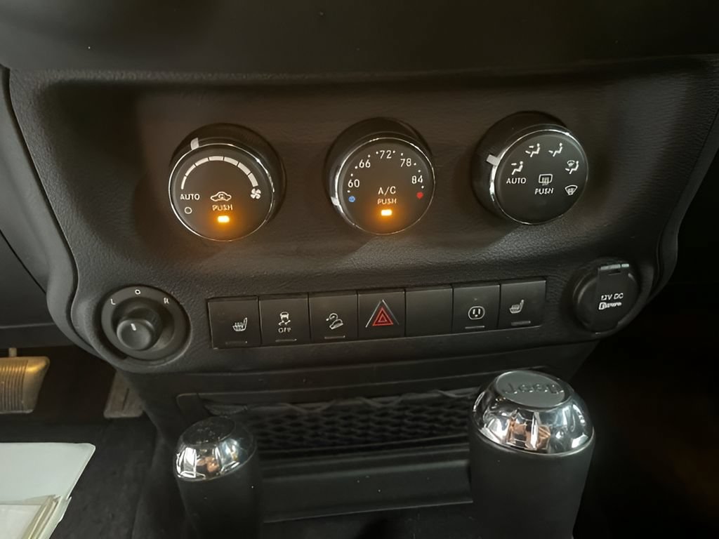 Used 2016 Jeep Wrangler Unlimited Sahara w/ Connectivity Group AWD/4WD image 14