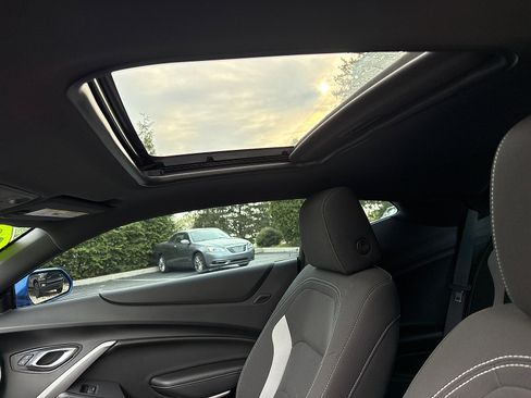 Used 2018 Chevrolet Camaro LT w/ Technology Package image 29