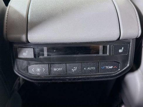 Used 2023 Toyota Highlander Platinum FWD image 25