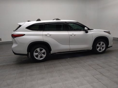 Used 2022 Toyota Highlander LE image 10