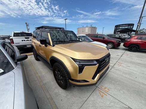 Used 2024 Lexus GX 550 AWD/4WD image 3