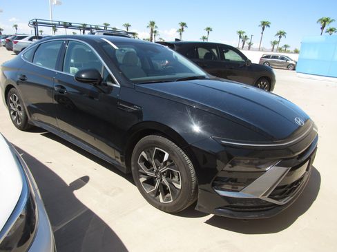 Used 2025 Hyundai Sonata SEL FWD image 2