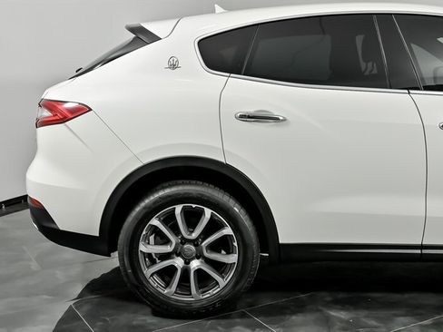 Used 2018 Maserati Levante image 12