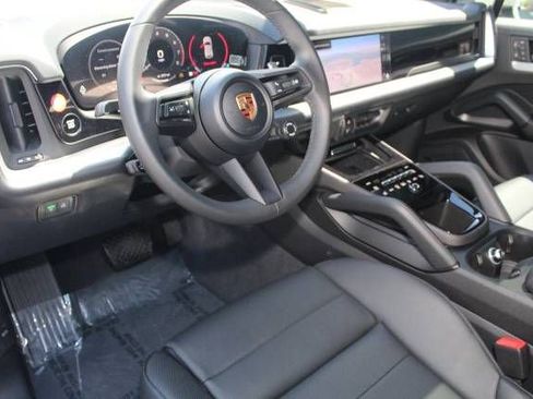 Certified 2025 Porsche Cayenne Base image 4