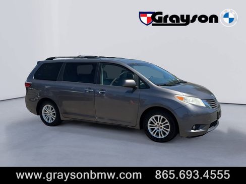 Used 2015 Toyota Sienna XLE w/ XLE Navigation Package FWD image 1