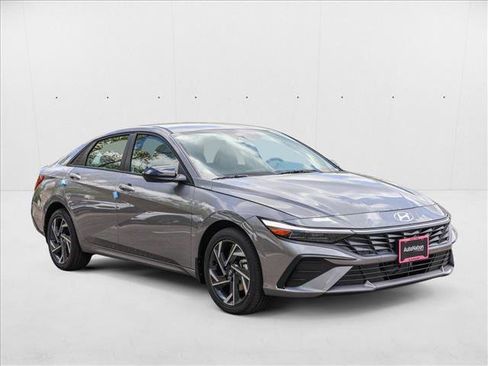 New 2025 Hyundai Elantra SEL image 3