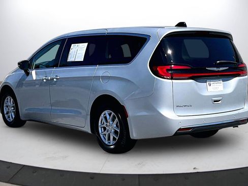 Used 2024 Chrysler Pacifica Touring-L FWD image 7