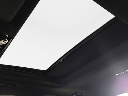 Used 2025 BMW 530i xDrive w/ Premium Package image 33