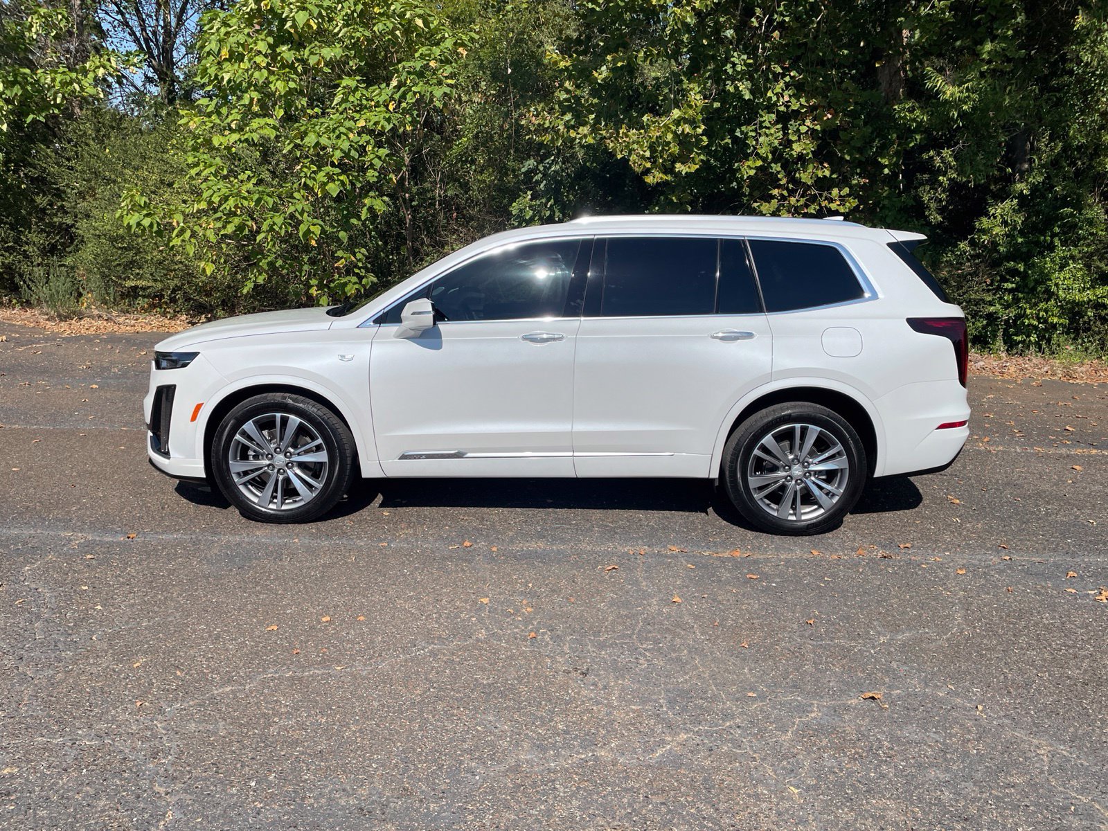 Used 2024 Cadillac XT6 Premium Luxury FWD image 2