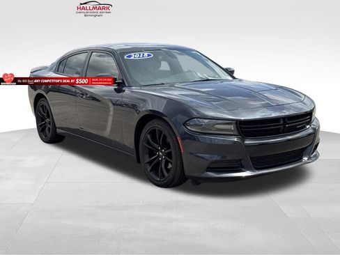 Used 2018 Dodge Charger SXT w/ Blacktop Package RWD image 2