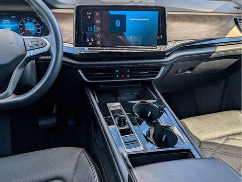 Used 2024 Volkswagen Atlas SE image 21