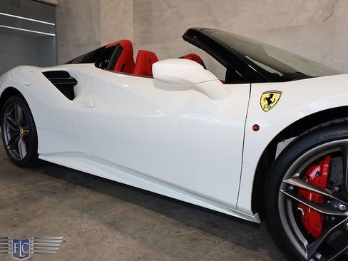 Used 2019 Ferrari 488 Spider image 9
