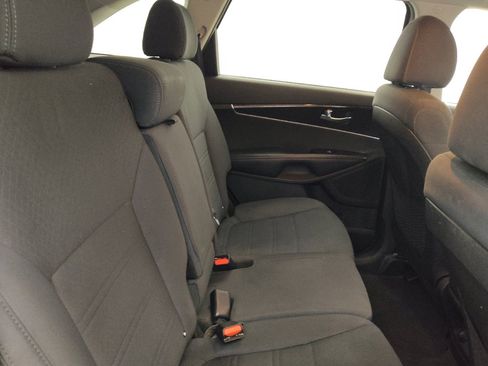 Used 2019 Kia Sorento LX image 19