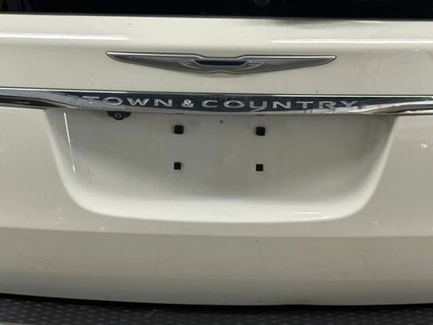 Used 2013 Chrysler Town & Country Touring-L w/ Driver Convenience Group image 11